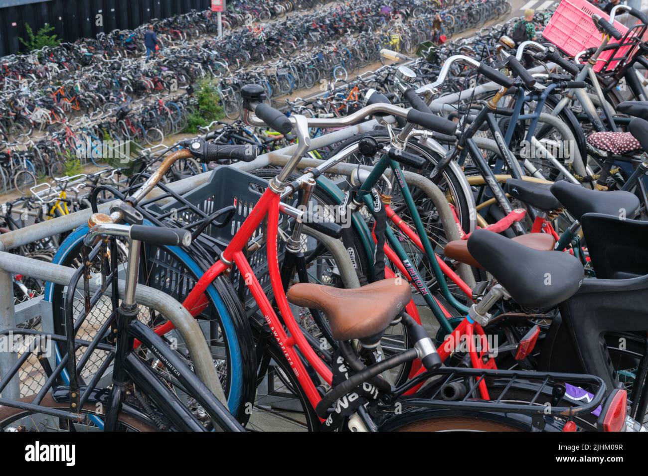 Aparcamiento De Bicicletas En El Centro De Ámsterdam. Fotos, retratos,  imágenes y fotografía de archivo libres de derecho. Image 55032277