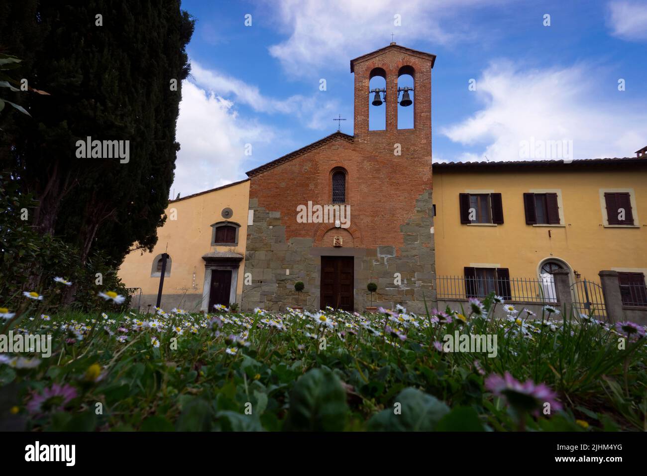 Iglesia de San Martino, que data de la Edad Media, se encuentra cerca de la ciudad de Empoli, en la provincia de Florencia en Toscana Foto de stock