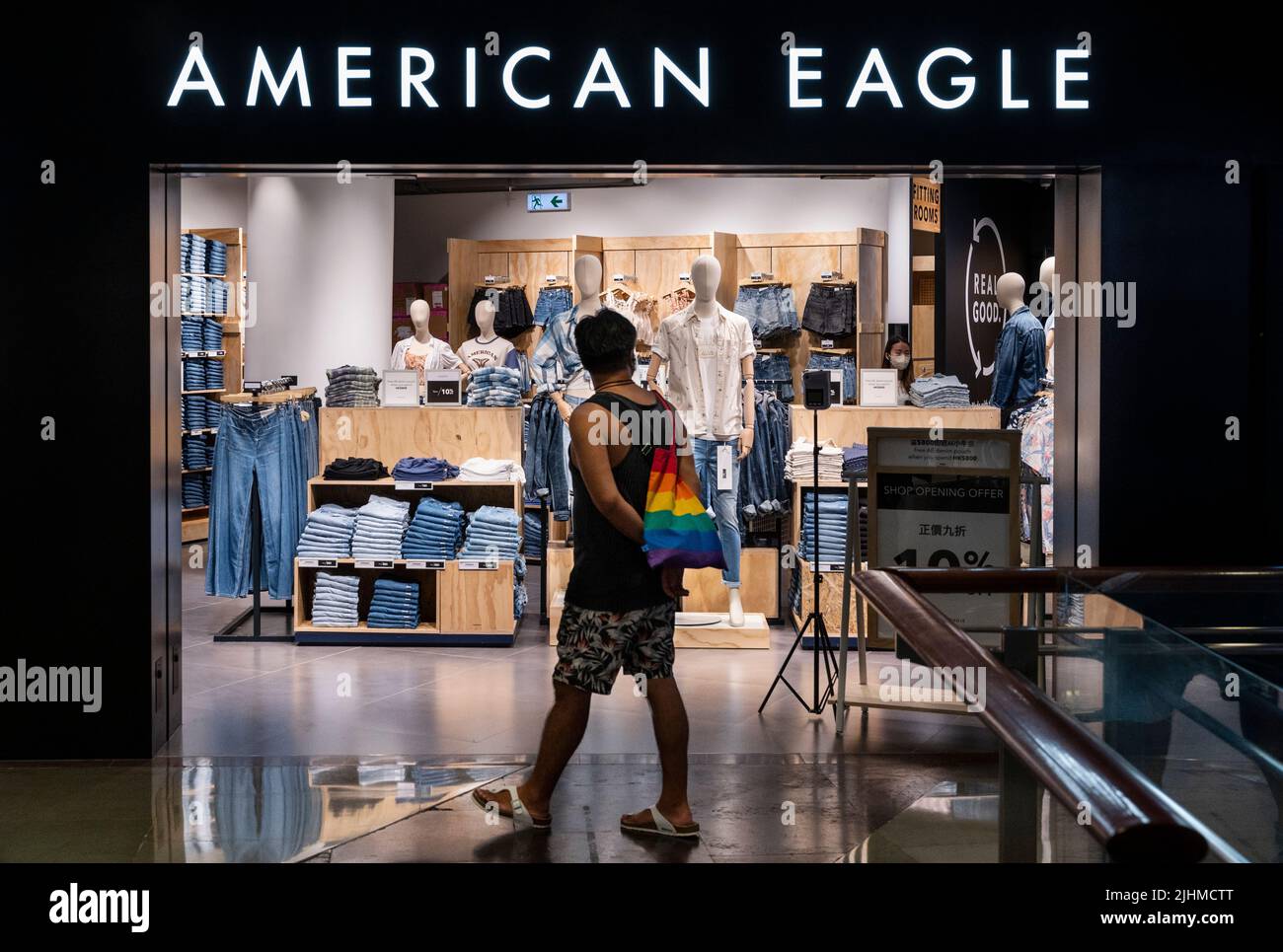 Hong China. 19th de de 2022. Un comprador pasa por de la americana de ropa y accesorios American Eagle en Hong Kong. (Foto de Budrul Chukrut/SOPA Images/Sipa USA)