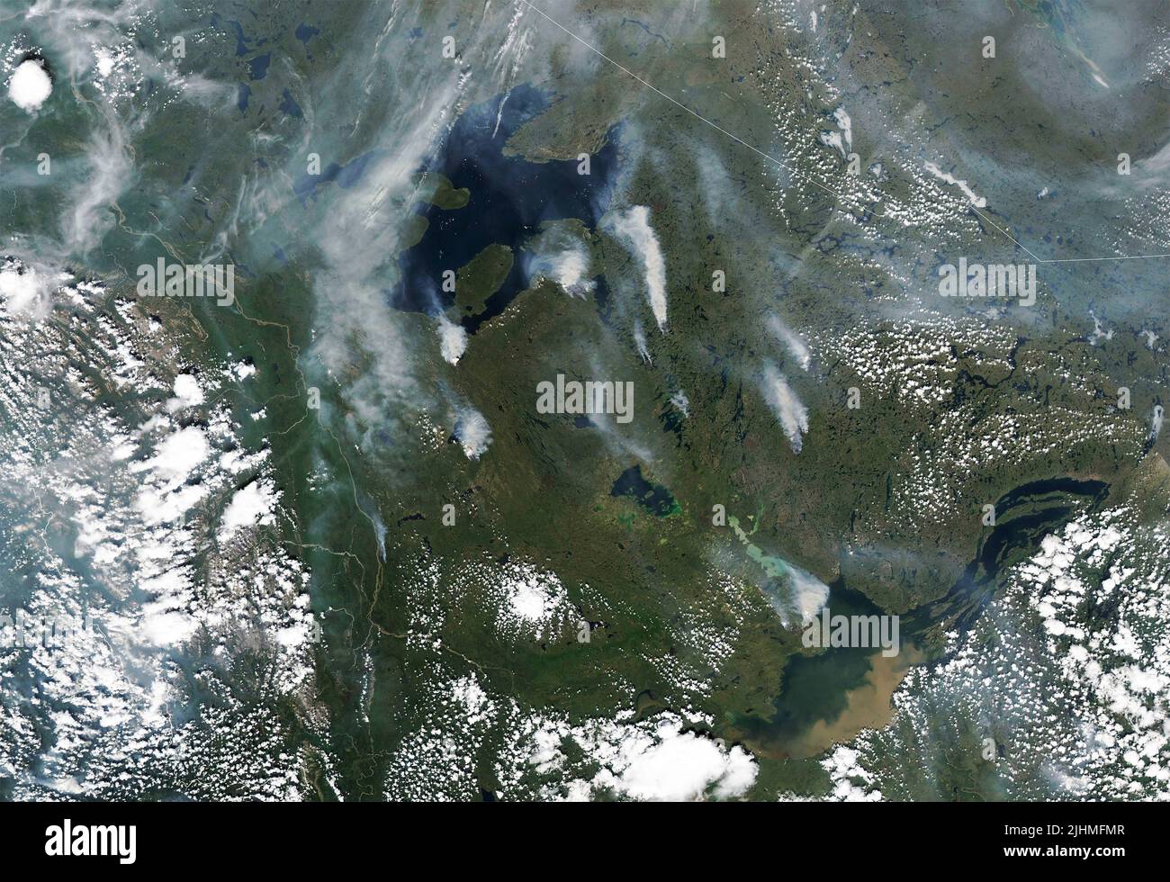 Imagen de satélite que muestra humo de incendios forestales que se queman en los Territorios del Yukón y el Noroeste del Canadá, detectada por el satélite Landsat 8 de la NASA, el 6 de julio de 2022, en órbita terrestre. Según el gobierno canadiense, se incendiaron 136 incendios en el Yukón y 65 en los Territorios del Noroeste. Foto de stock
