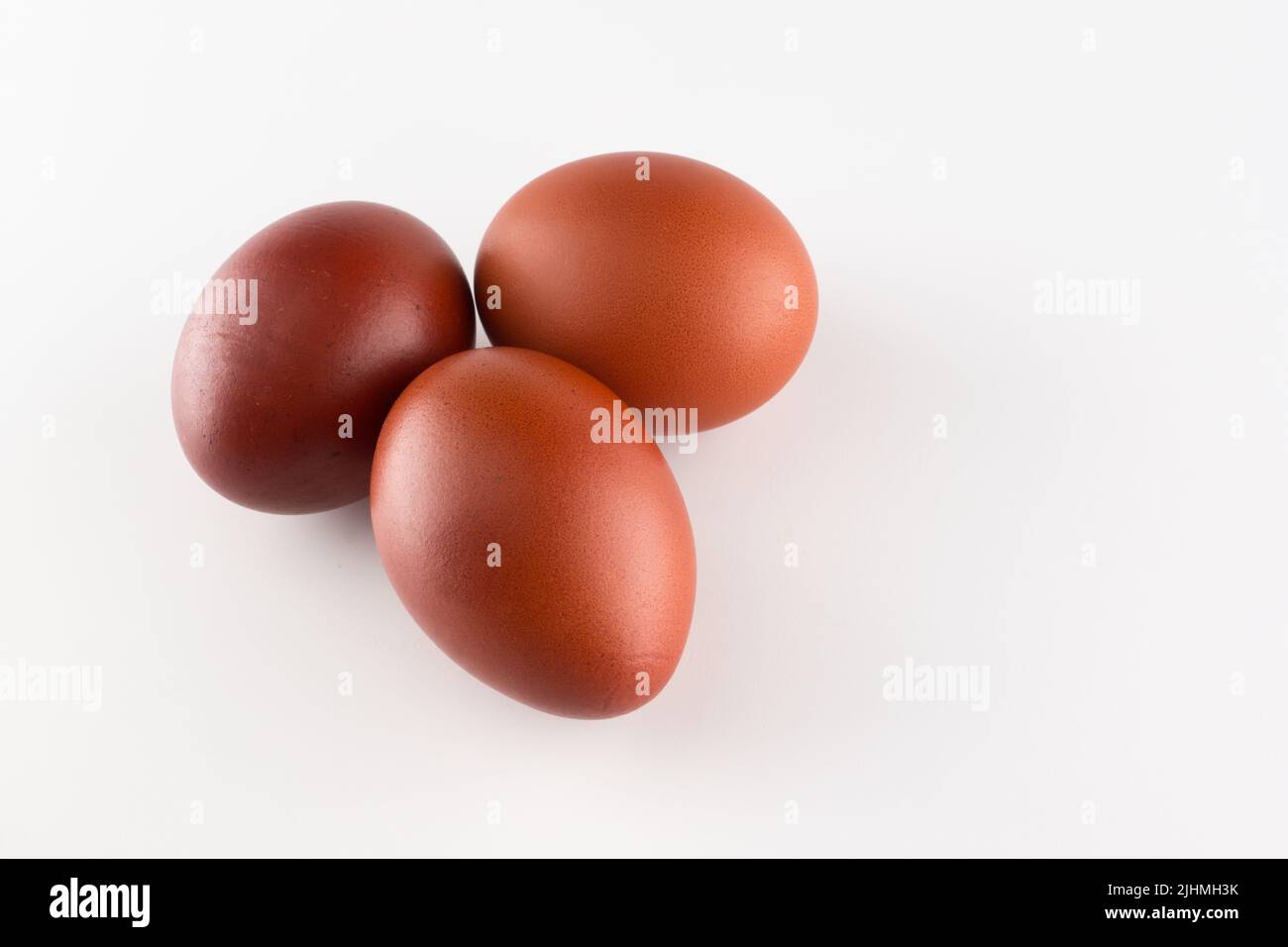 Huevos de pollo de color rojo como símbolo de Pascua Foto de stock