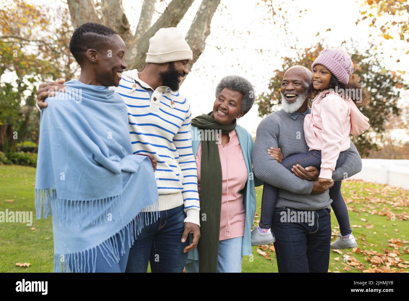 Imagen de la feliz multigeneración de la familia afroamericana divertirse al aire libre en otoño Foto de stock