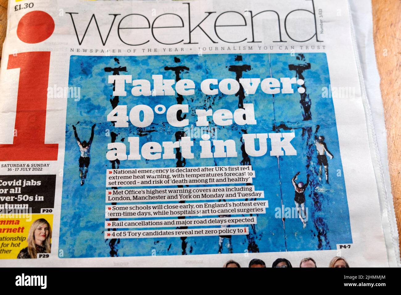 Advertencia de la ola de calor portada i Fin de semana titular del periódico 'Take cover: 40°C red alert in UK' el 17 de julio de 2022 Londres Inglaterra Reino Unido Gran Bretaña Foto de stock