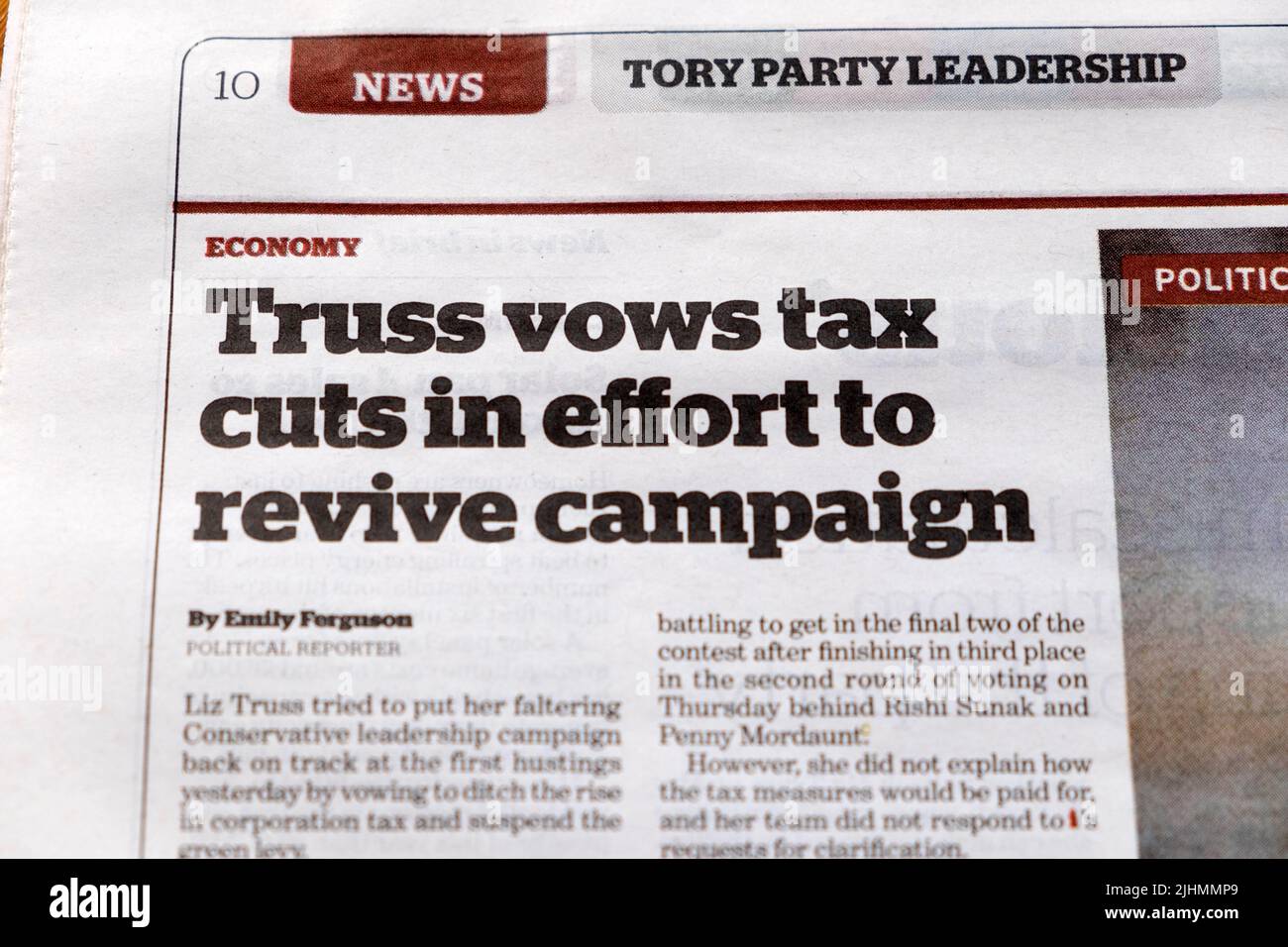 Liz 'votos truss recortes de impuestos en esfuerzo por revivir la campaña' Partido Tory Liderazgo i diario titular recorte 17 julio 2022 Londres Reino Unido Foto de stock