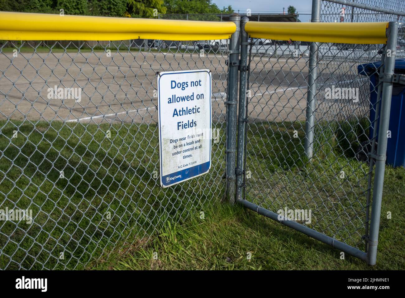 Woodinville, WA EE.UU. - Alrededor del 2022 de mayo: Vista de cerca de una señal que desalienta a los perros en el campo atlético en el parque deportivo de Woodinville Foto de stock