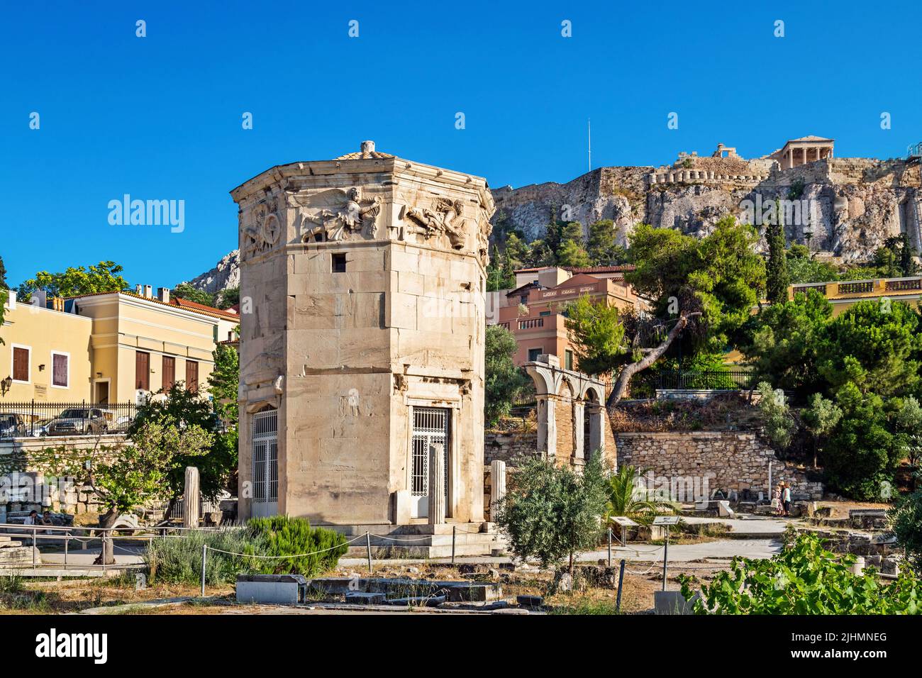 La Torre de los Vientos (conocida como 'Aerides'- literalmente 'vientos') en el Ágora Romano, con la Acrópolis en el fondo. Atenas, Grecia. Foto de stock