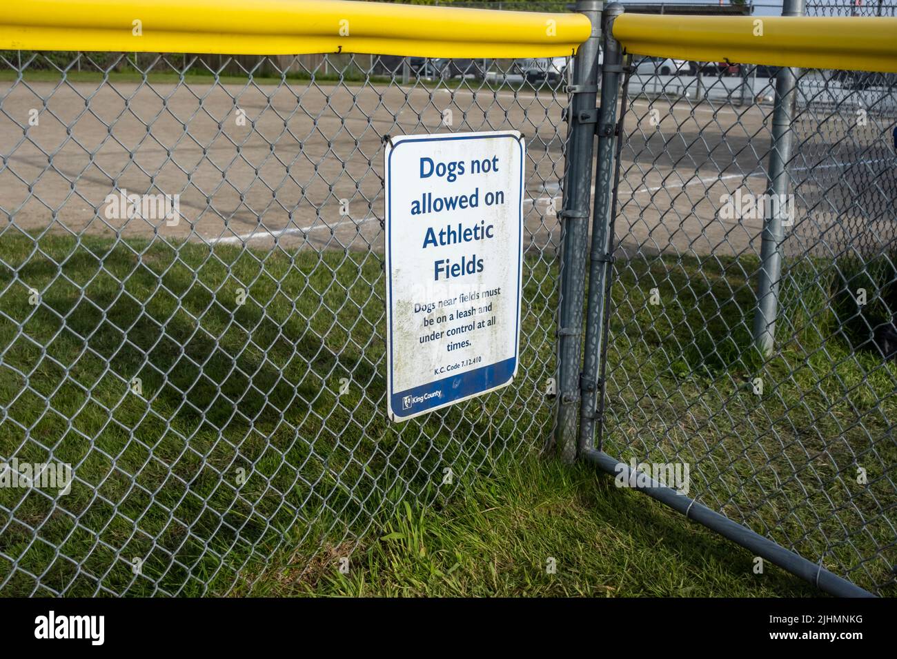 Woodinville, WA EE.UU. - Alrededor del 2022 de mayo: Vista de cerca de una señal que desalienta a los perros en el campo atlético en el parque deportivo de Woodinville. Foto de stock