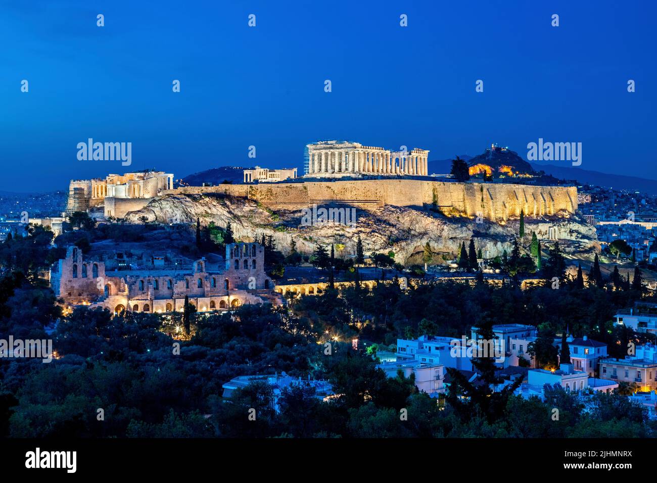 La Acrópolis de Atenas en la 'hora azul'. Usted puede ver el Partenón, el Erecteión y la Propilea. También se puede ver el Herodeum. Foto de stock