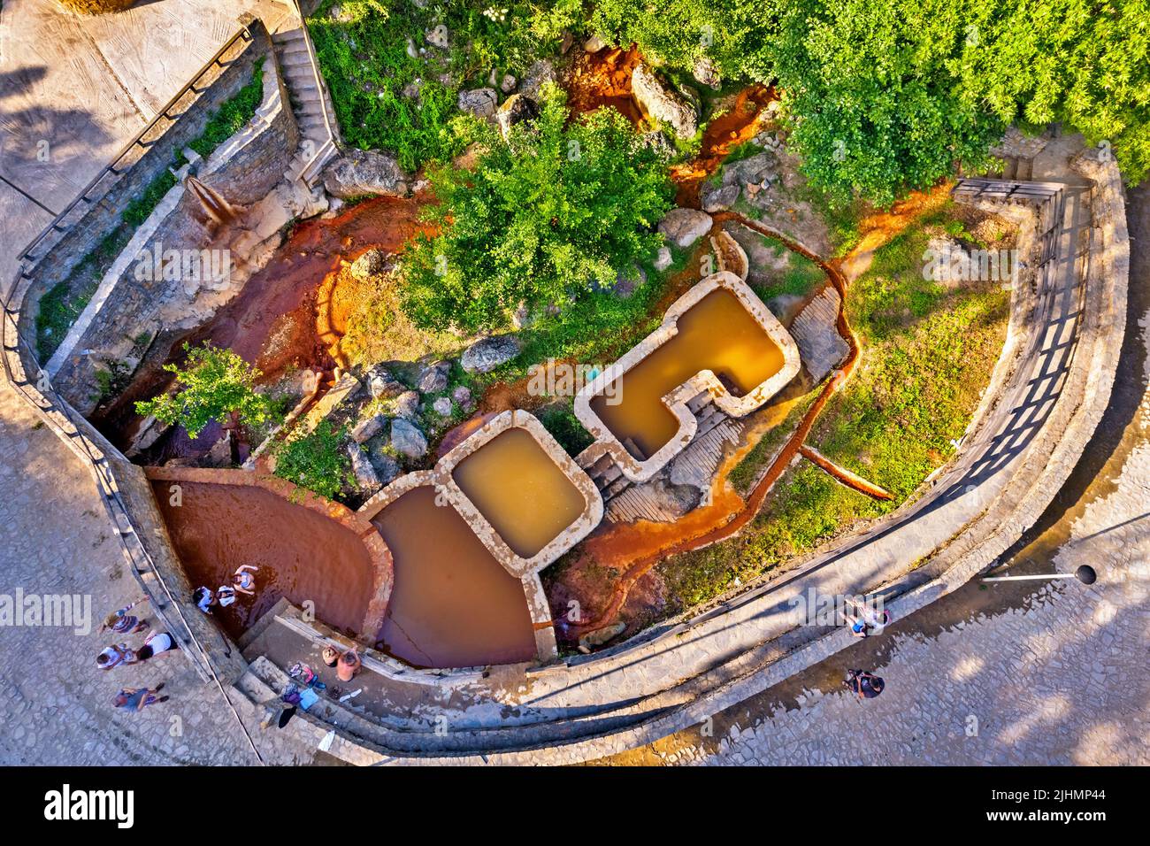 Las fuentes termales en Kokkino Nero (literalmente 'Agua Roja') pueblo, Agia Municipio, Larissa, Tesalia, Grecia. Foto de stock