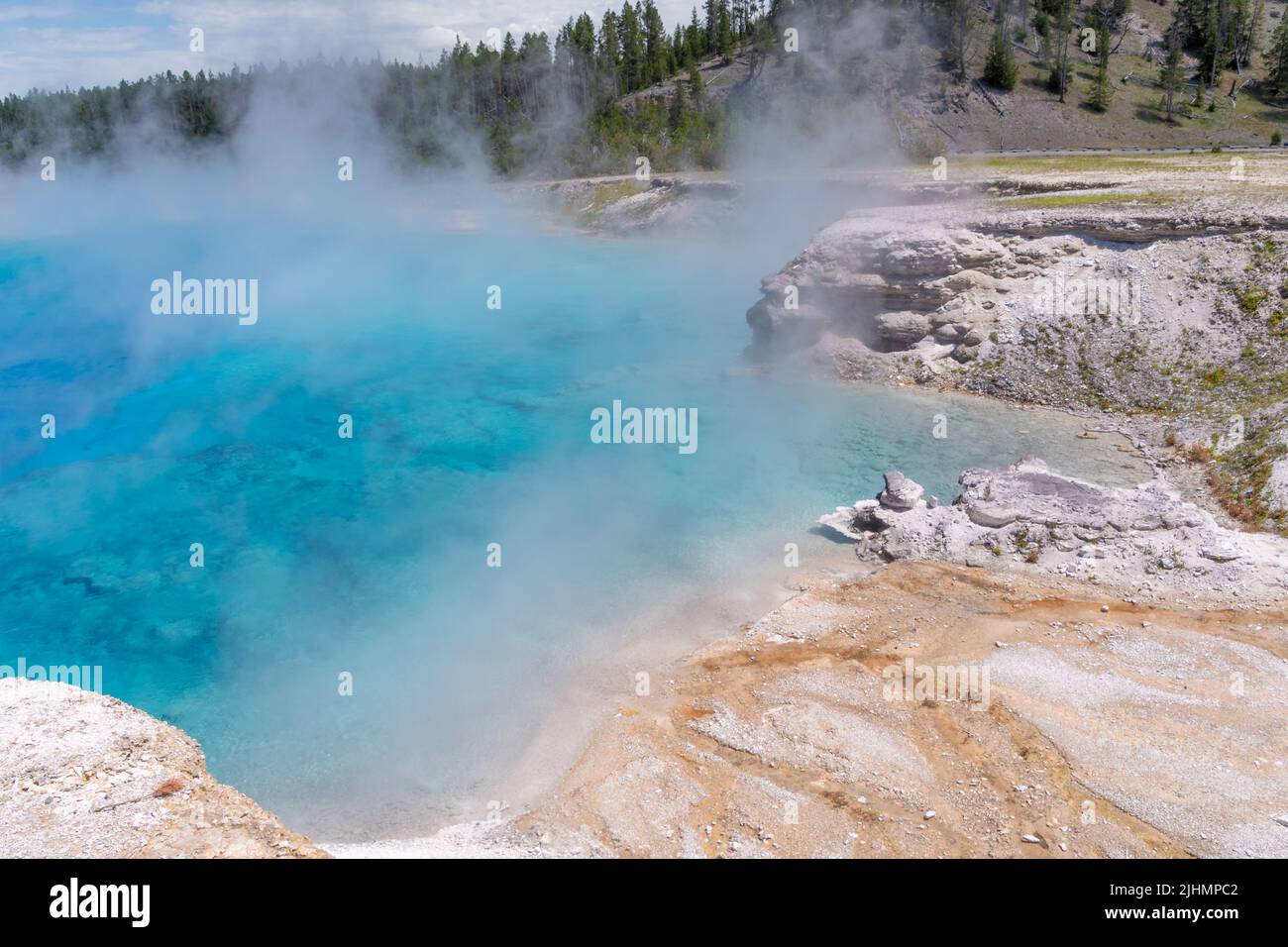 La piscina azul brillante del Excelsior Geyser en Midway Geyser Basin en el Parque Nacional de Yellowstone. Foto de stock