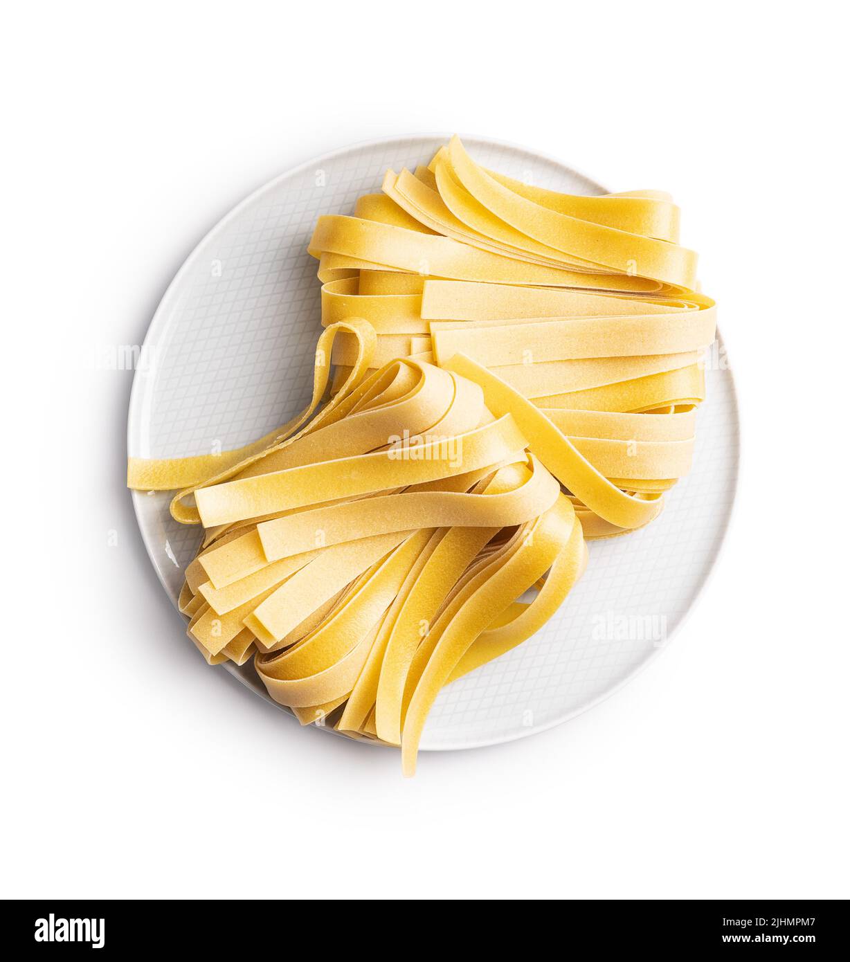 Pasta pappardelle sin cocinar aislada sobre fondo blanco. Foto de stock