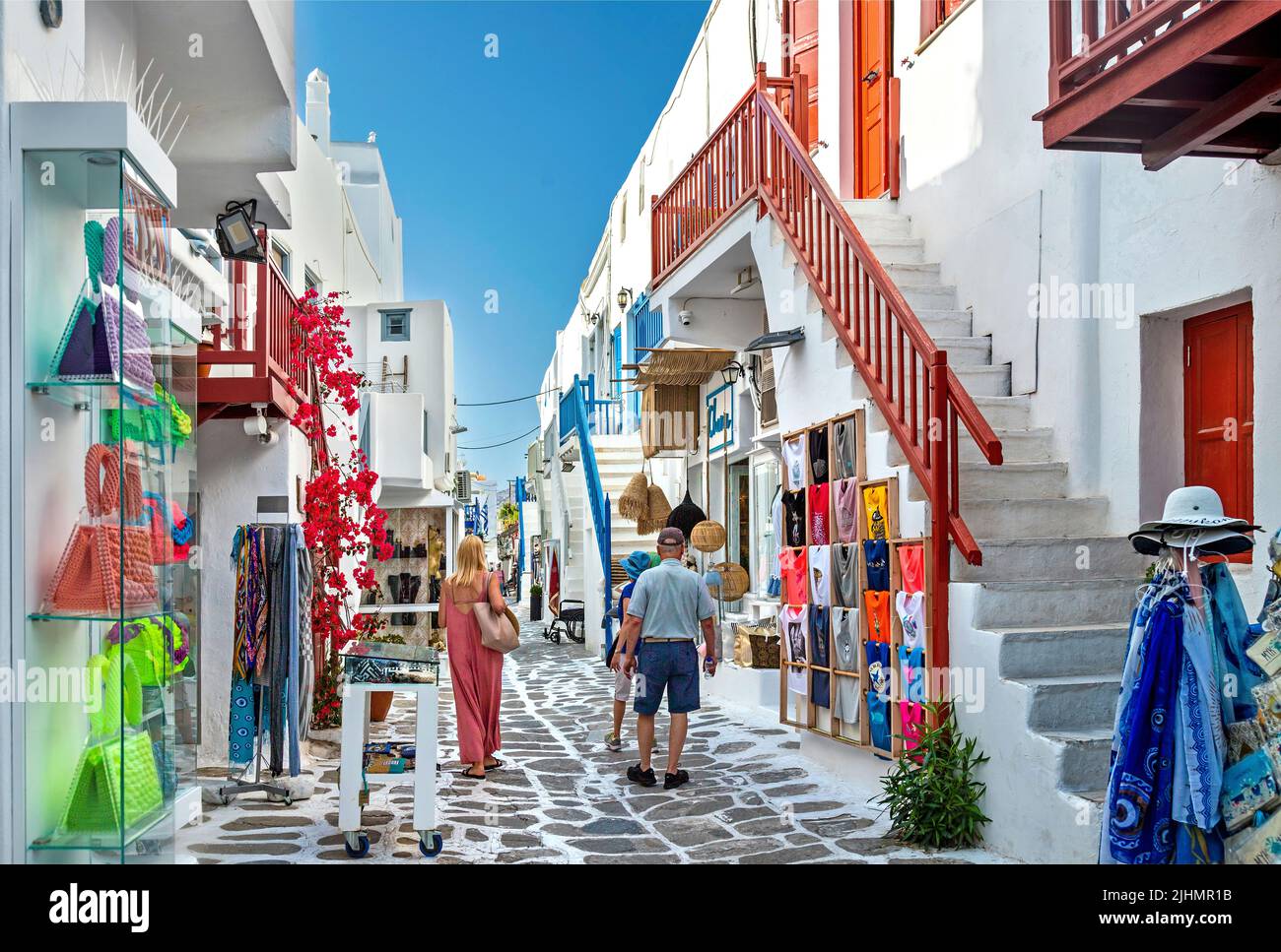 Matoyianni (o 'Matoyiannia') calle, Chora, isla de Mykonos, alrededor del mediodía, cuando todo el mundo todavía está durmiendo. Cícladas, Grecia. Foto de stock