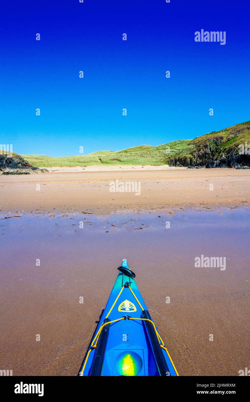 Kayak de mar / canoa en Maltraeth en la costa de Anglesey, Gales del Norte, Reino Unido Foto de stock