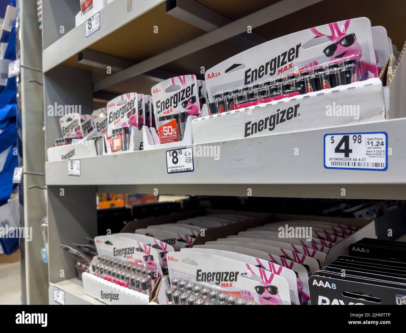 Everett, WA EE.UU. - Alrededor de julio de 2022: Vista de cerca de las pilas Energizer para la venta en una tienda Lowes. Foto de stock