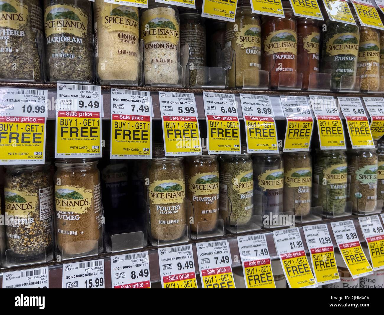 Seattle, WA EE.UU. - Junio de 2022: Vista de cerca de especias y condimentos a la venta dentro de una tienda de comestibles QFC Foto de stock