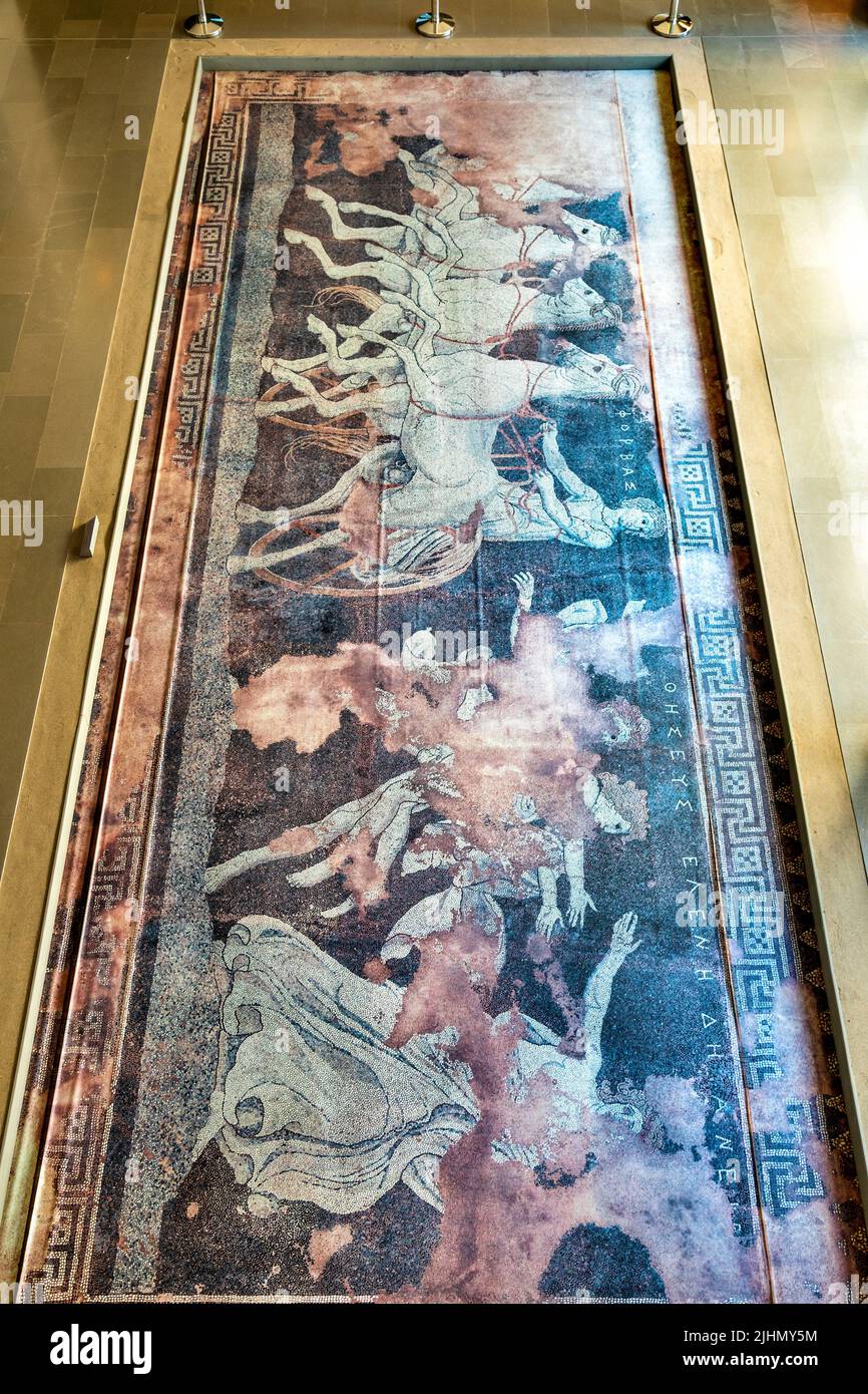 El 'Abducción de Helen por Teseo', uno de los suelos de mosaico más impresionantes del Museo Arqueológico de Pella, Macedonia, Grecia. Foto de stock