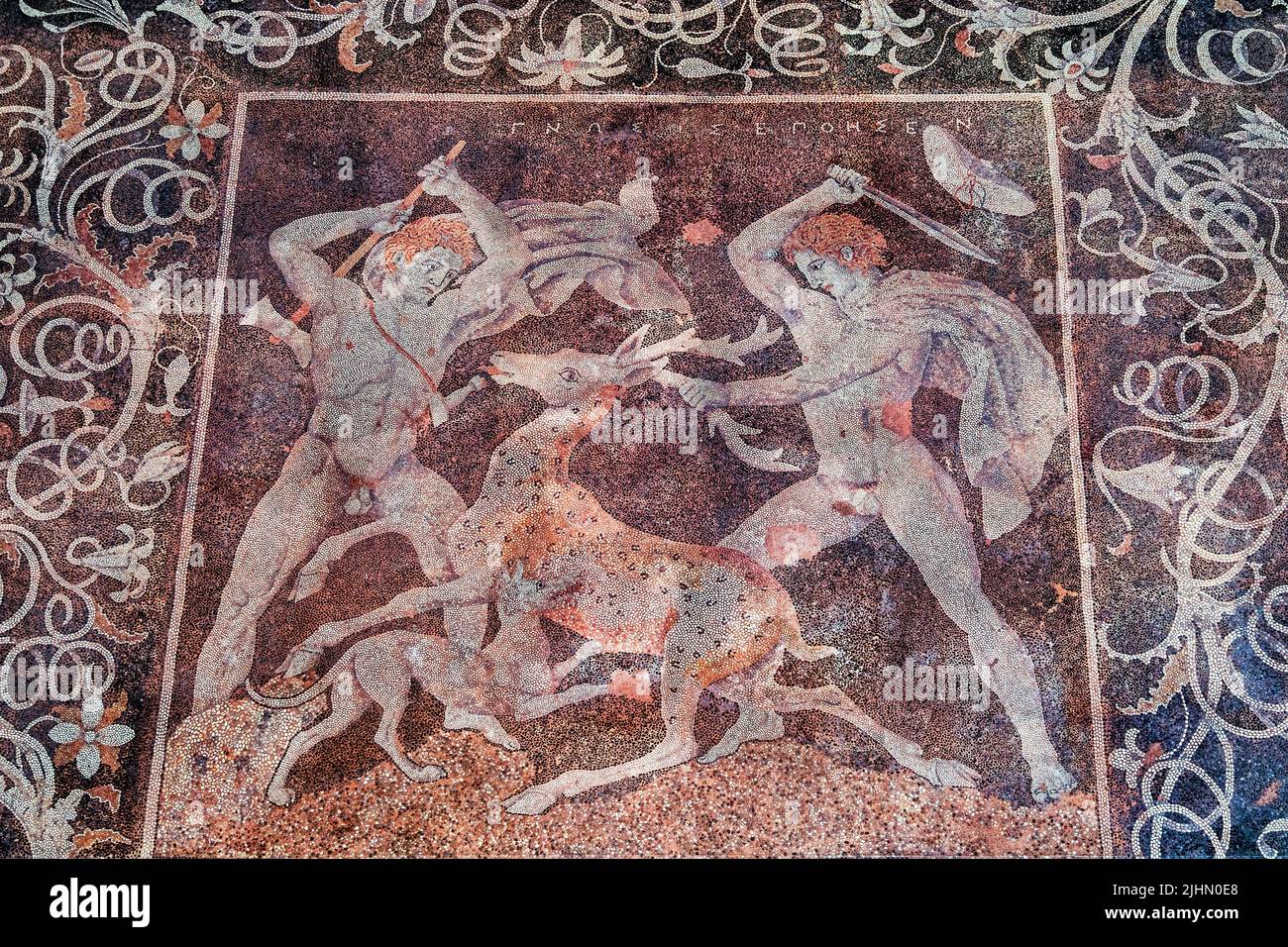 El 'Stag Hunt' (siglo 4th aC), uno de los suelos de mosaico más impresionantes en el Museo Arqueológico de Pella, Macedonia, Grecia. Foto de stock