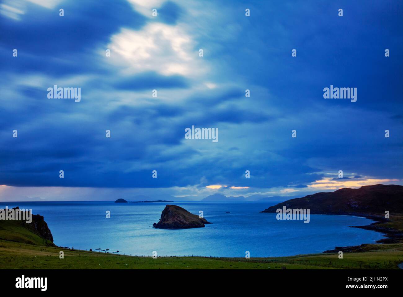 Azul crepúsculo, una vista durante la puesta de sol en el norte de la isla de Skye Foto de stock