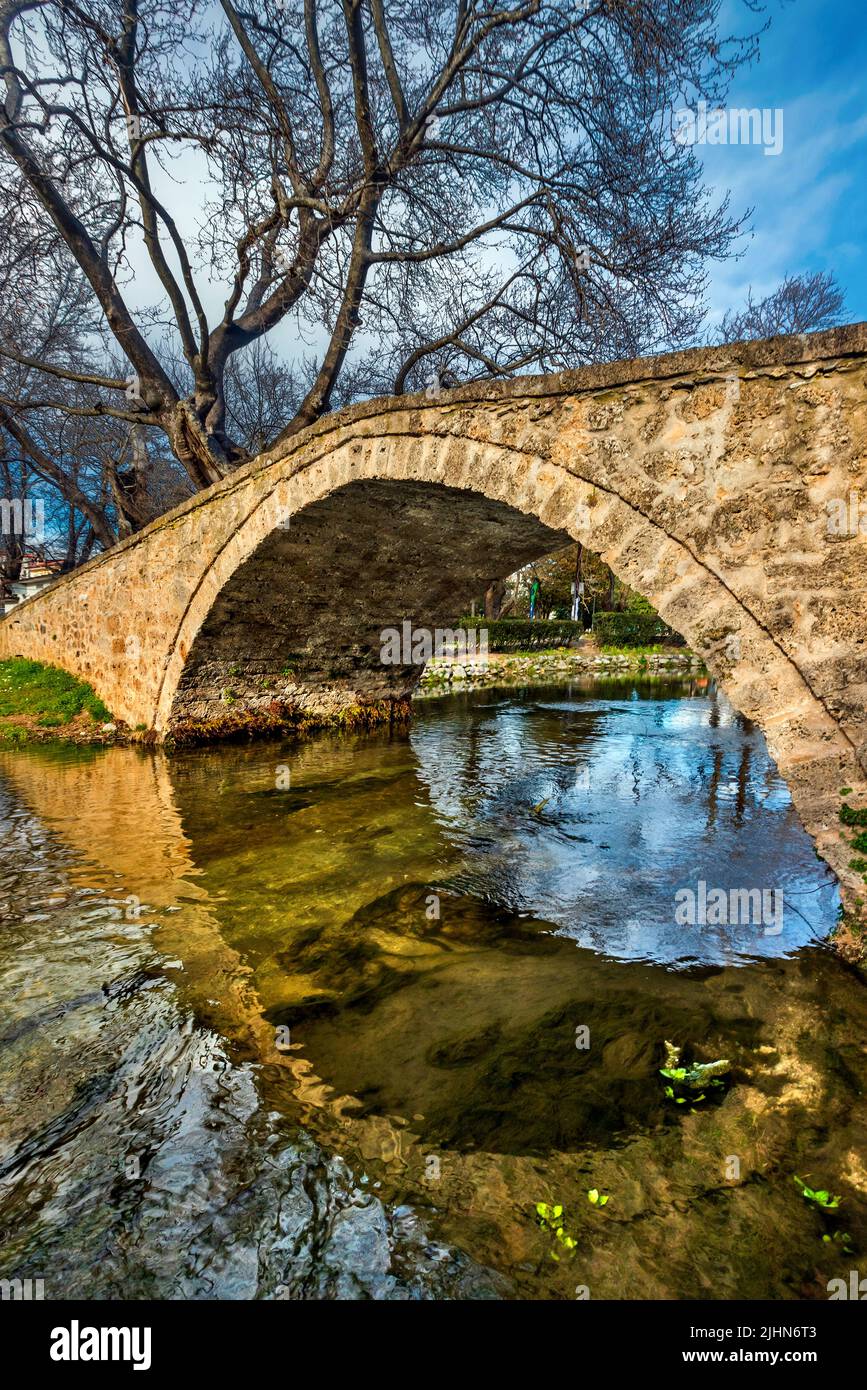 Kioupri, el antiguo puente de piedra arqueada (probablemente de la época bizantina) sobre el río Edessaios ('Boda'), ciudad de Edessa, Pella, Macedonia, Grecia Foto de stock