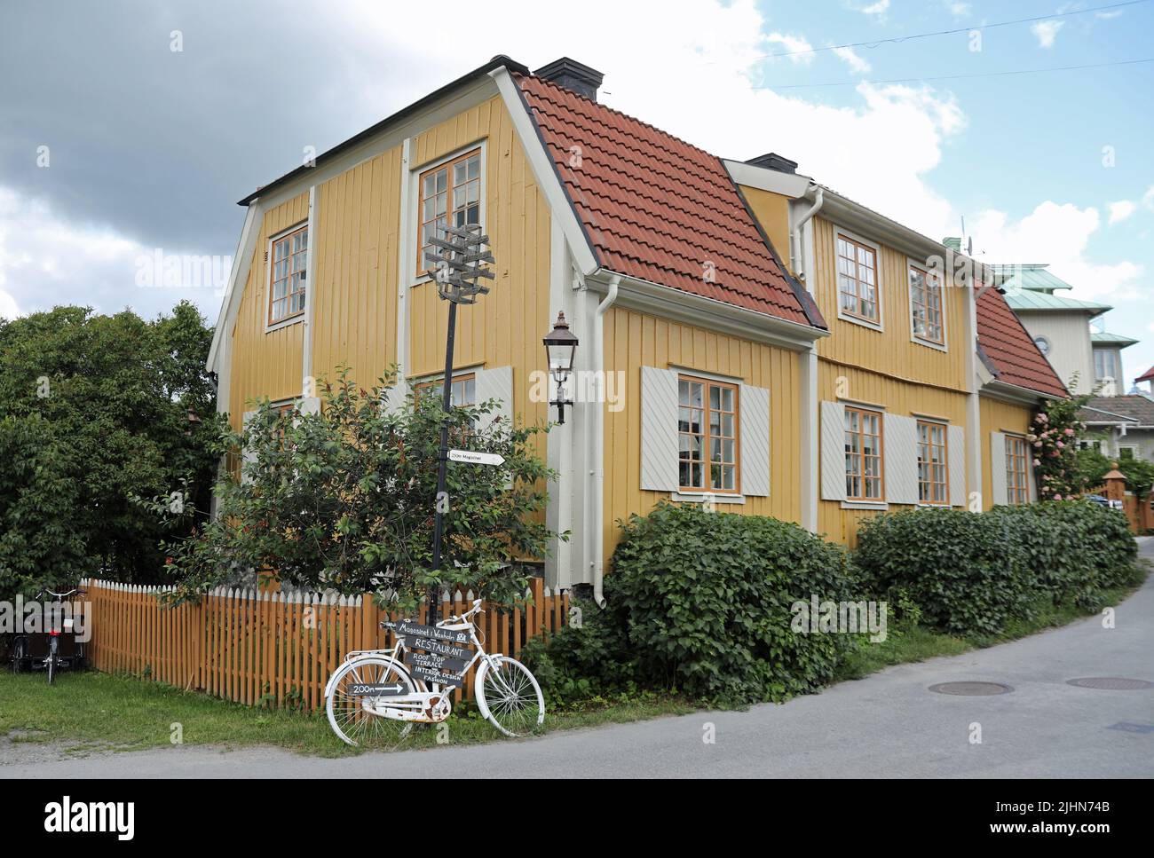 Cielo tormentoso sobre casas en la isla sueca de Vaxholm en Estocolmo Foto de stock