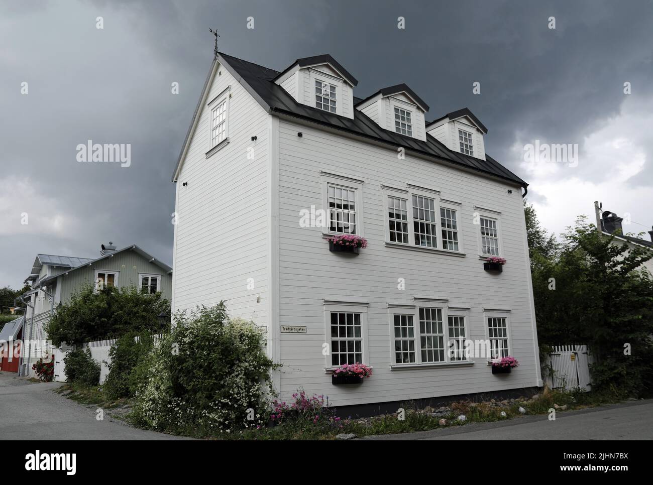 Cielo tormentoso sobre casas en la isla sueca de Vaxholm en Estocolmo Foto de stock