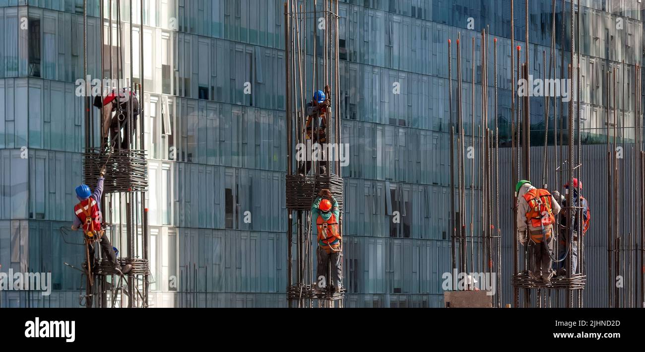 Trabajadores mexicanos en el sitio de construcción del edificio Foto de stock