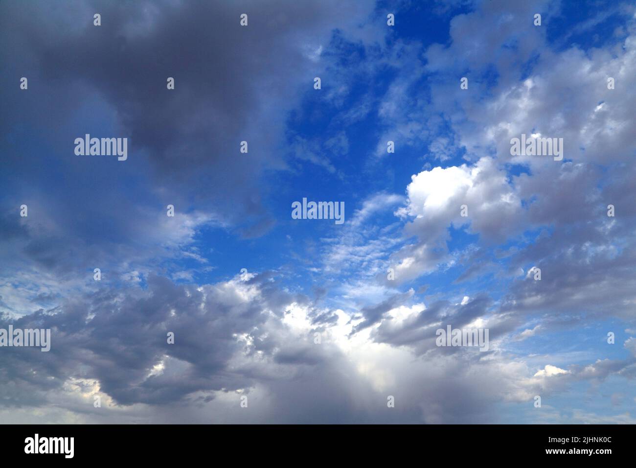 Blanco, gris, nubes oscuras, formación, cielo azul Foto de stock