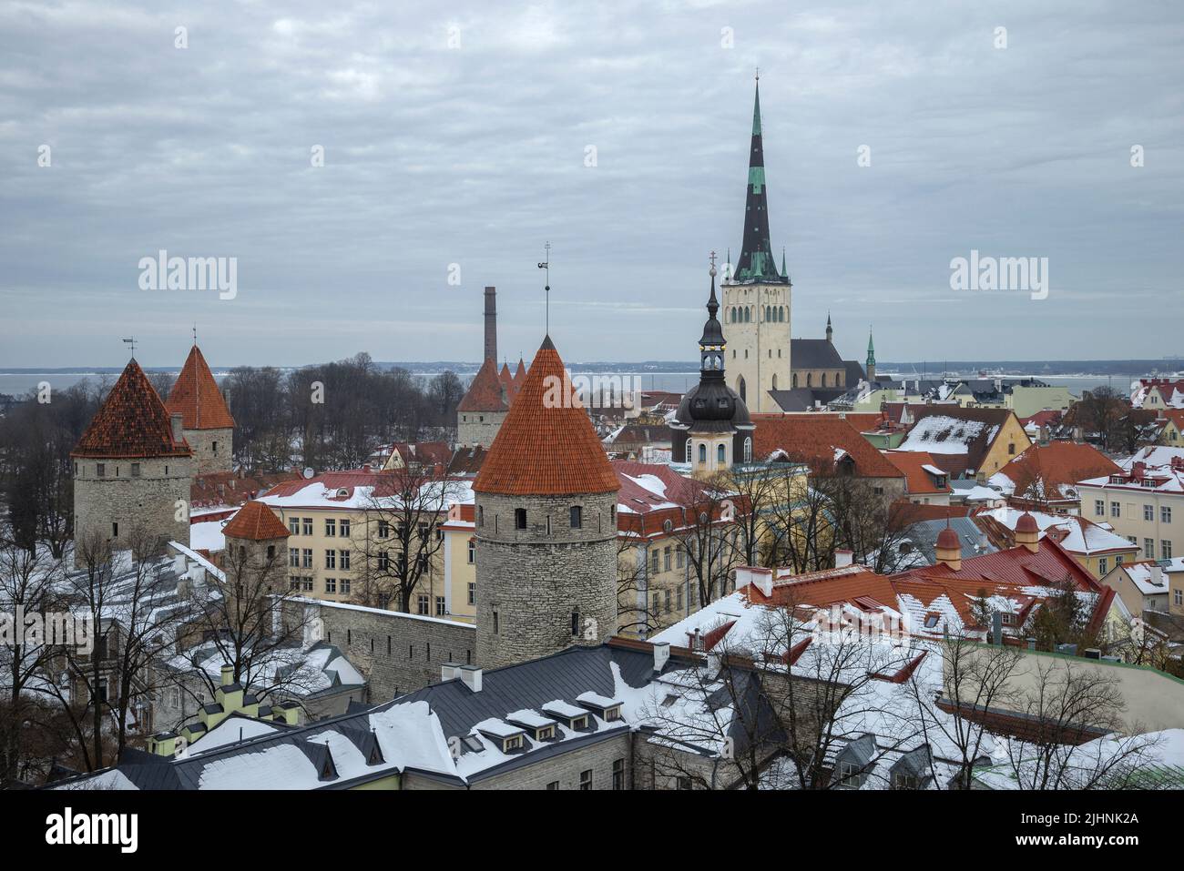 Paisaje clásico del viejo Tallinn en un sombrío día de marcha. Estonia Foto de stock
