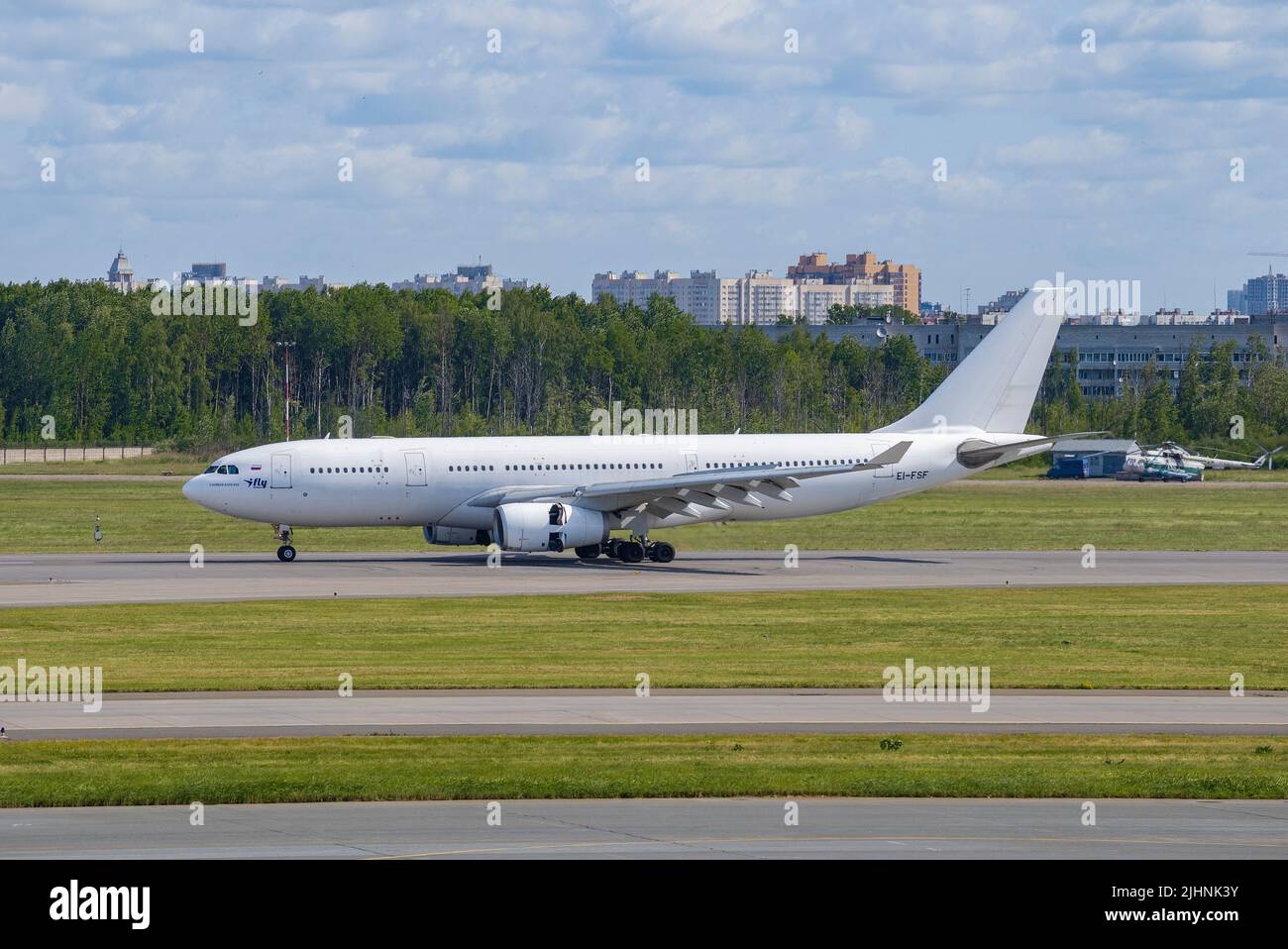 SAN PETERSBURGO, RUSIA - 20 DE JUNIO de 2018: Airbus A330-243 (EI-FSF) de la aerolínea i-Fly en el aeropuerto de Pulkovo Foto de stock