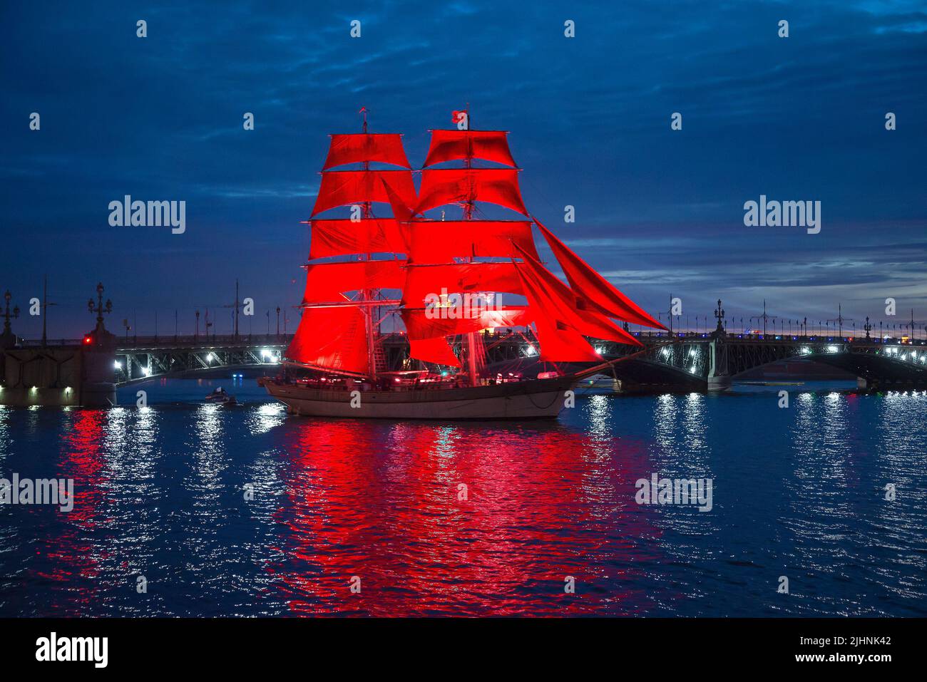 SAN PETERSBURGO, RUSIA - 24 DE JUNIO de 2018: Un barco con velas escarlata cerca del puente Trinity en una noche nublada en junio. Vacaciones 'Scarlet Sails' en San Pet Foto de stock