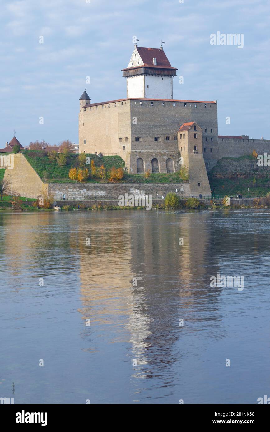 Vista del castillo medieval de Herman en una mañana de octubre. Narva, Estonia Foto de stock