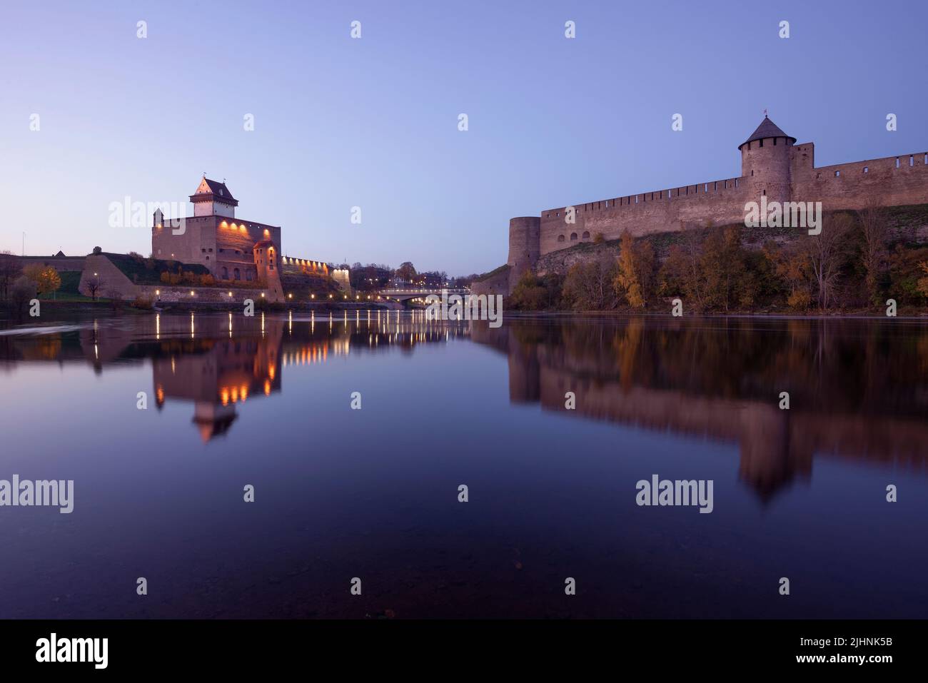 Tranquila noche de octubre en el río fronterizo de Narva. Frontera estonio-rusa Foto de stock