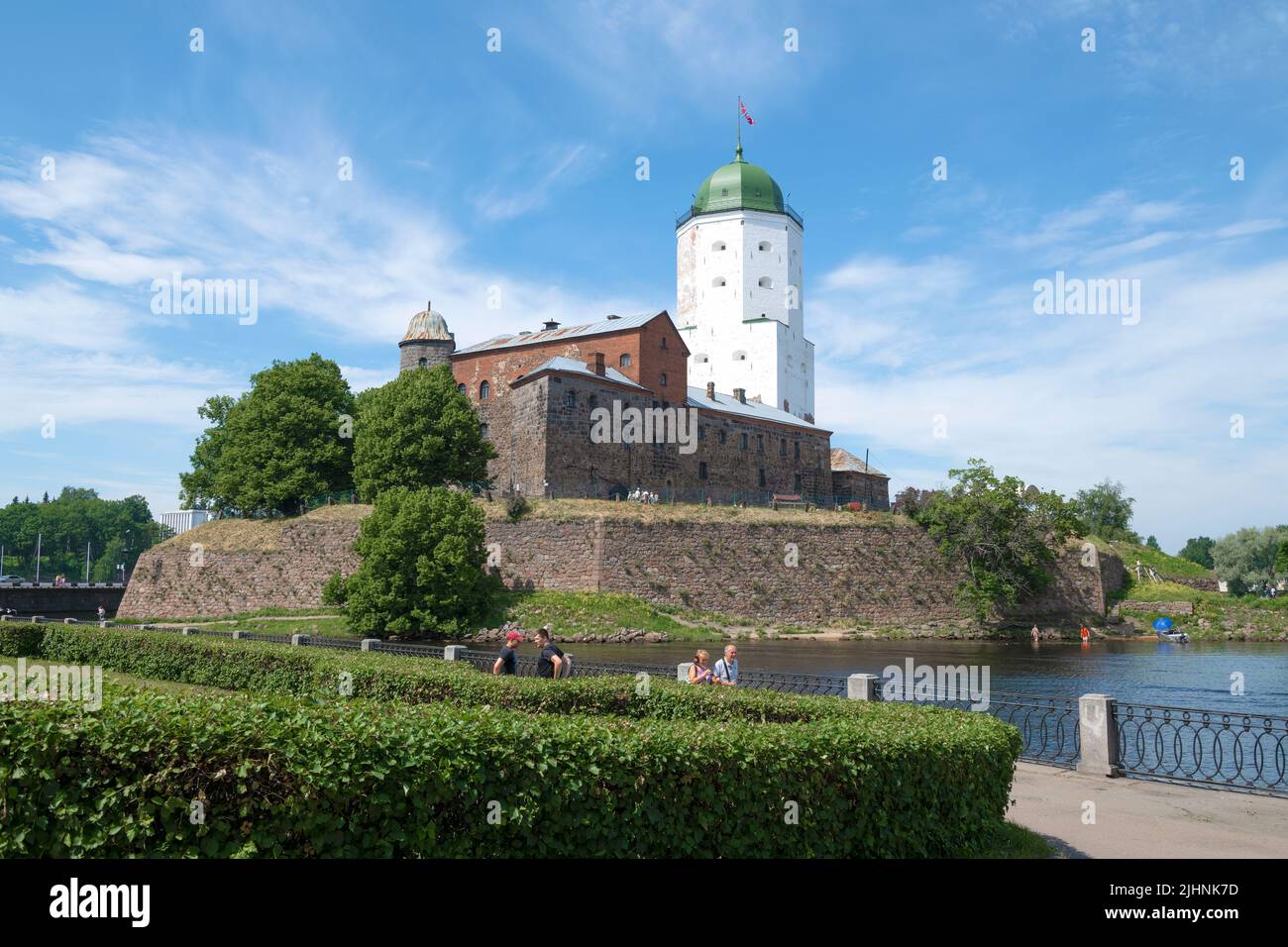 REGIÓN DE VYBORG, RUSIA - 02 DE JULIO de 2022: El castillo de Vyborg en un soleado día de julio. Región de Leningrado Foto de stock