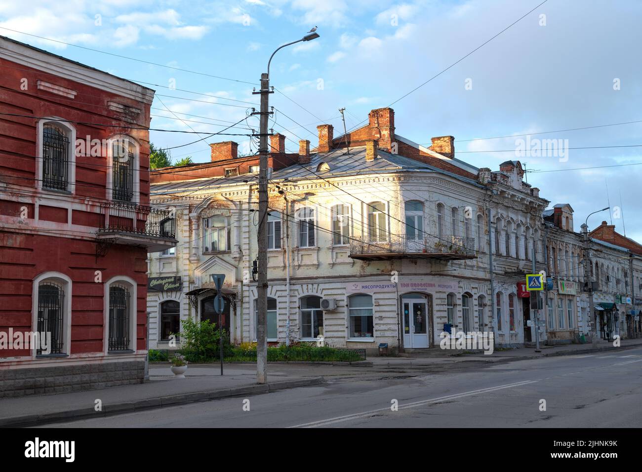 VYSHNY VOLOCHEK, RUSIA - 15 DE JULIO de 2022: Un rincón de la antigua ciudad provincial en una mañana soleada de julio Foto de stock