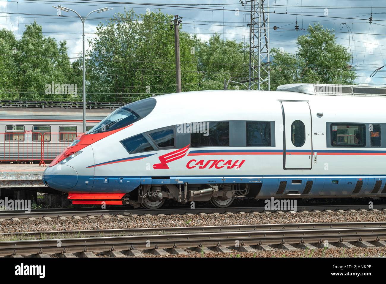 BOLOGOE, RUSIA - 16 DE JULIO de 2022: El coche principal del tren de alta velocidad de Sapsan está cerca en un día nublado de julio. Estación Bologoe Foto de stock