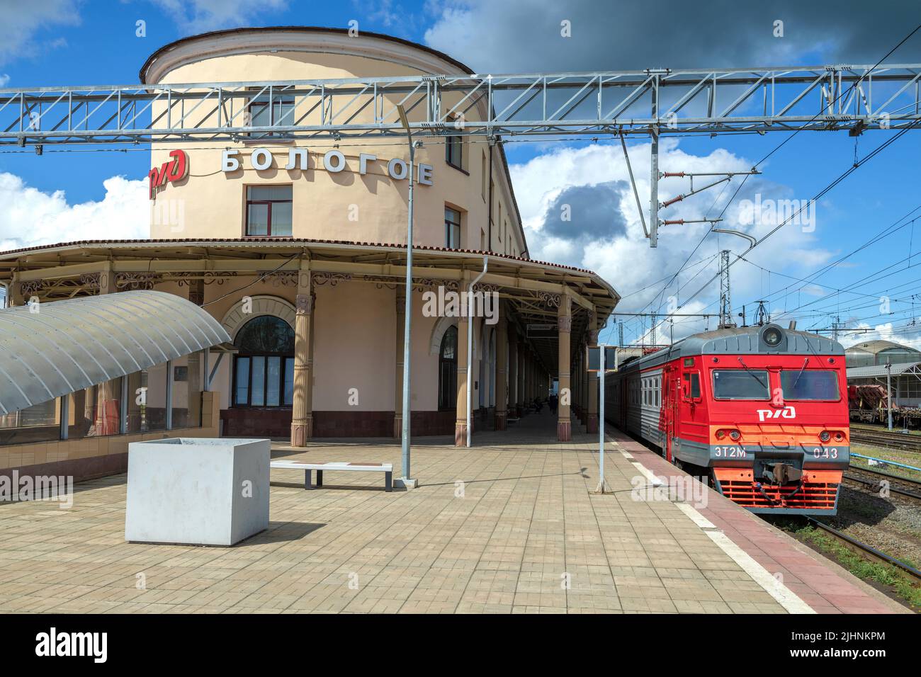 BOLOGOE, RUSIA - 16 DE JULIO de 2022: Tren eléctrico ET2M en la plataforma de la estación de tren en un soleado día de verano Foto de stock