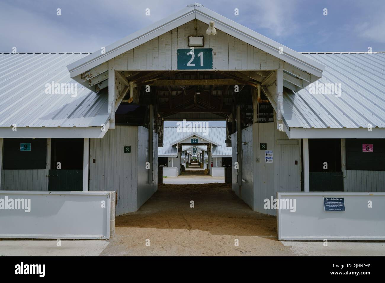 17 de abril de 2022, Lexington, Kentucky: Hilera de establos de caballos en Keeneland Race Track en Lexington, Kentucky Foto de stock