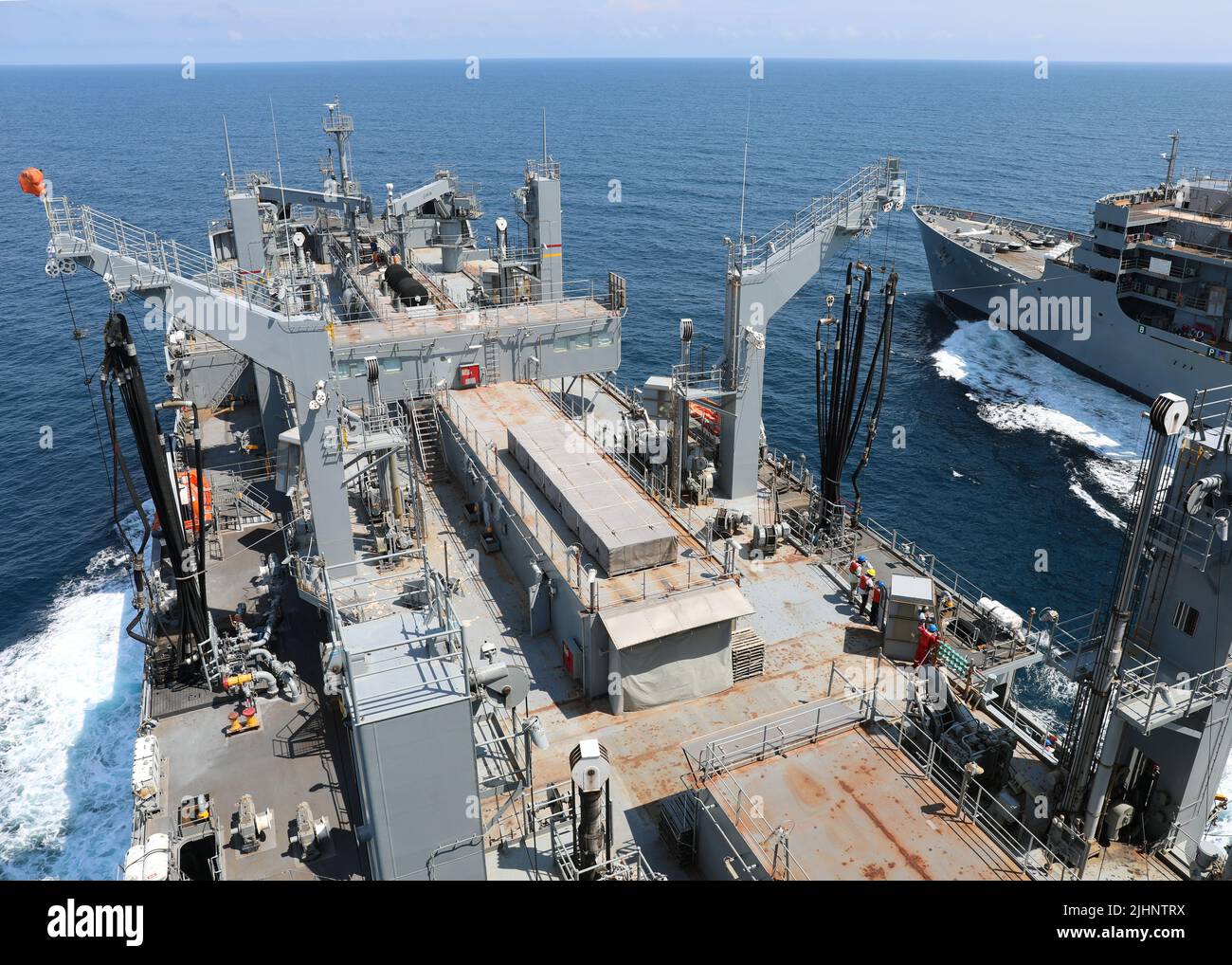 220716-N-OH262-0161 OCEANO ATLANTICO (16 de julio de 2022)--El buque de municiones de carga seca del Comando de Alivio Militar Medgar Evers (T-AKE 13) lleva a cabo un reabastecimiento en el mar con el buque de apoyo de combate rápido del MSC USNS Arctic (T-AAE 8), julio de 16. (EE. UU Foto de la Marina por Bill Mesta/lanzada) Foto de stock