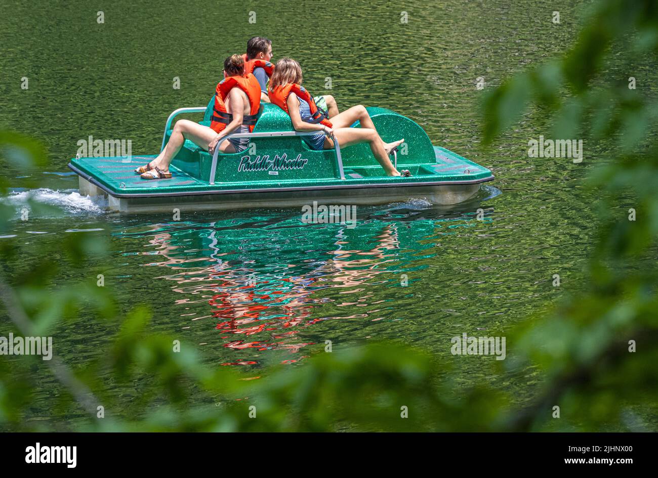 Paseos en bote familiar en rueda de paletas (o bote a pedales) en el Lago Trahlyta en el Parque Estatal Vogel en las Montañas del Norte de Georgia. (ESTADOS UNIDOS) Foto de stock