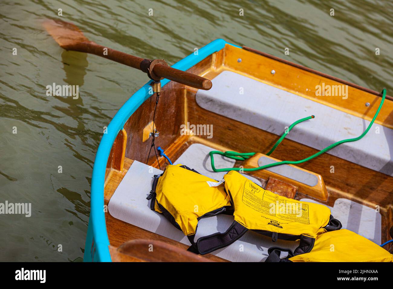 Colorido resumen de un barco a remo con un chaleco salvavidas amarillo en Steveston, Columbia Británica, Canadá Foto de stock