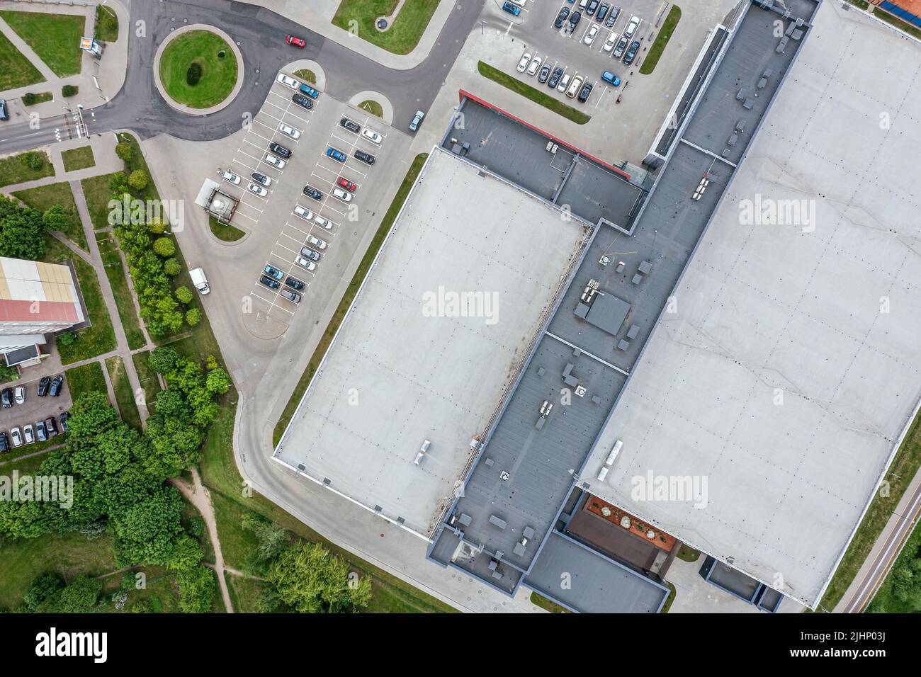edificio industrial con parking en zona residencial. vista aérea desde el avión. Foto de stock