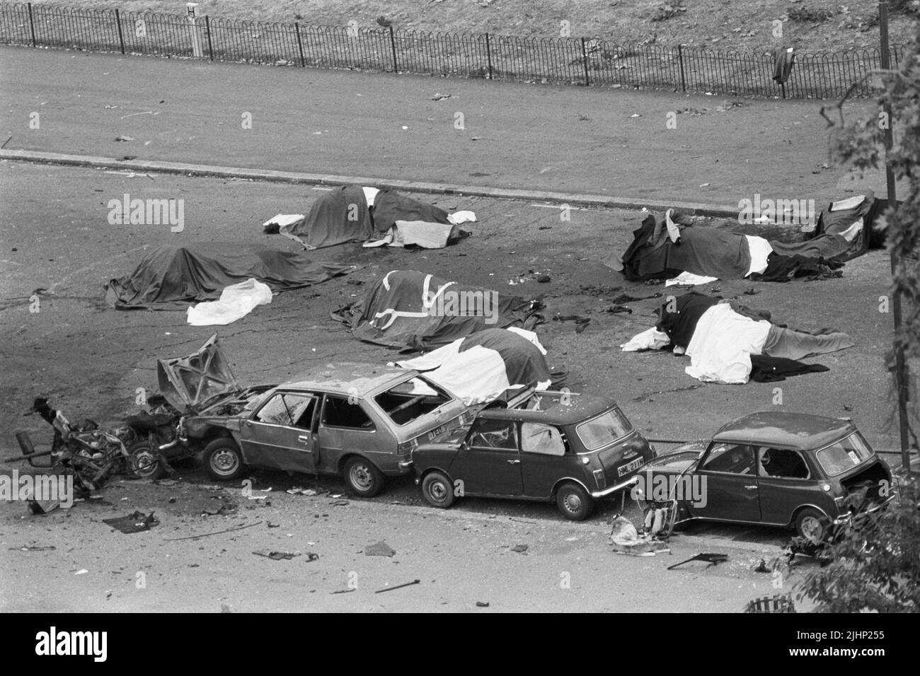 Foto de archivo de fecha 20/7/1982 de caballos muertos yacen cubiertos en las secuelas de una explosión de coche bomba cerca de los cuarteles de Hyde Park. Las familias de los soldados muertos en los atentados con bombas del IRA en Hyde Park y Regent's Park han dicho que su sufrimiento sigue sin disminuir 40 años después. En total, 11 militares murieron en los dos ataques que tuvieron lugar a pocas horas en Londres el 20 1982 de julio. Fecha de emisión: Miércoles 20 de julio de 2022. Foto de stock
