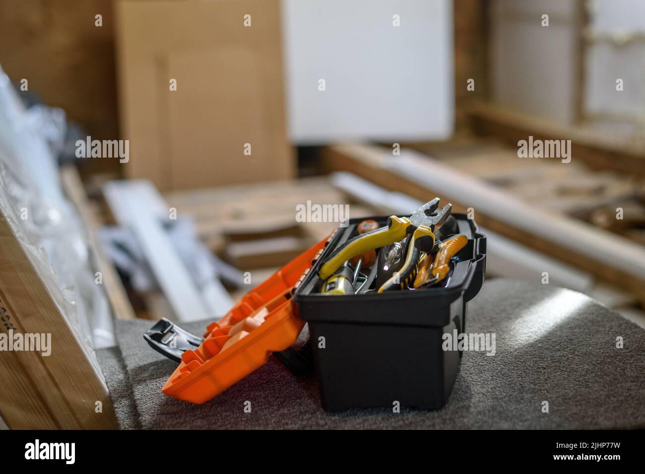 Caja de herramientas en la zona de renovación del apartamento en el piso  Fotografía de stock - Alamy