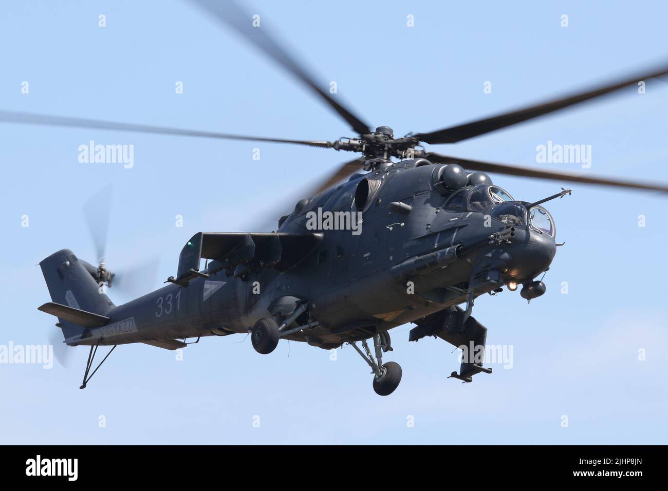 Fairford, Reino Unido, 16th de julio de 2022, Aviones militares de todo el mundo en exhibición para EL RIAT Royal International Air Tattoo. Las Fuerzas Húngaras hicieron demostraciones de un helicóptero de ataque MIL MI-24P. Foto de stock