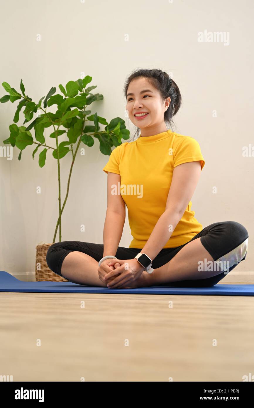 Fitness mujer asiática haciendo su rutina de ejercicios, haciendo ejercicio  en casa. Concepto de estilo de vida saludable, fitness y deporte Fotografía  de stock - Alamy