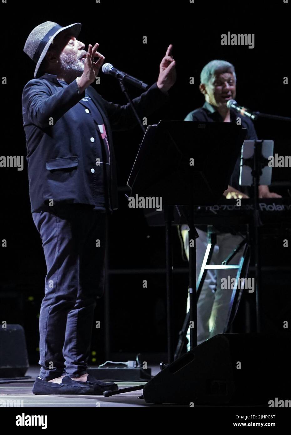 Vercelli, Italia. 19th de julio de 2022. Un momento del espectáculo en directo del comediante, comediante, actor y director italiano Nino Frassica, acompañado por la banda musical 'Los Plaggers' Foto de stock