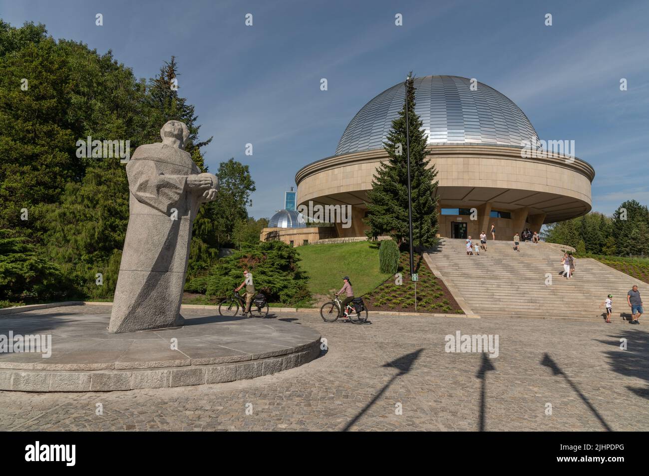 Chorzow, Silesia, Polonia; 18th de julio de 2022: Planetario - complejo observatorio astronómico en el parque Silesia después de una renovación total Foto de stock