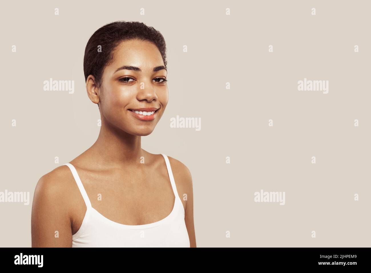 Feliz modelo afroamericano alegre mirando la cámara y sonriendo. Mujer  negra con retrato de piel limpia. Tratamiento facial, cosmetología, belleza  y s Fotografía de stock - Alamy