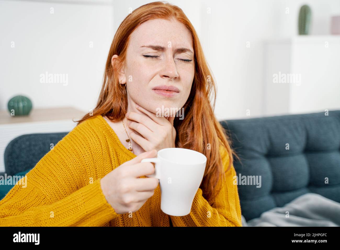 Mujer enferma que siente dolor de garganta y que sufre síntomas de gripe Foto de stock