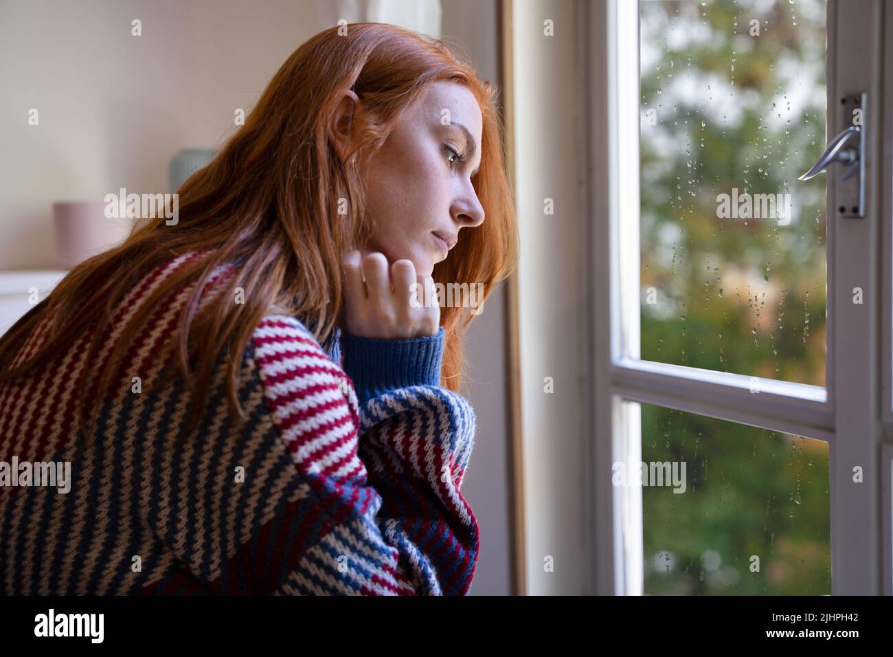 Mujer joven solitaria sintiéndose sola y emoción negativa Foto de stock